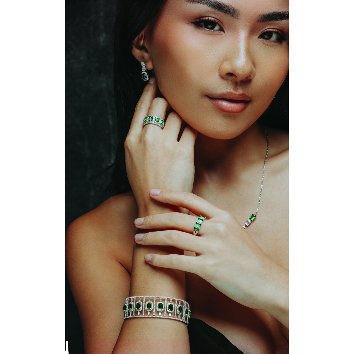 18K YELLOW GOLD 1 7/8CT ROUND/BAGUETTE/EMERALD DIAMOND LADIES EARRINGS(COLOR STONE EMERALD DIAMOND 1 1/6CT) 18K YELLOW GOLD 1 7/8CT ROUND/BAGUETTE/EMERALD DIAMOND LADIES EARRINGS(COLOR STONE EMERALD DIAMOND 1 1/6CT)